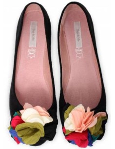 Bailarinas de ante negro con pétalos